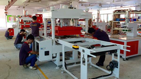 東電全自動(dòng)軟線膠盒壓痕模切機(jī)裝配車(chē)間